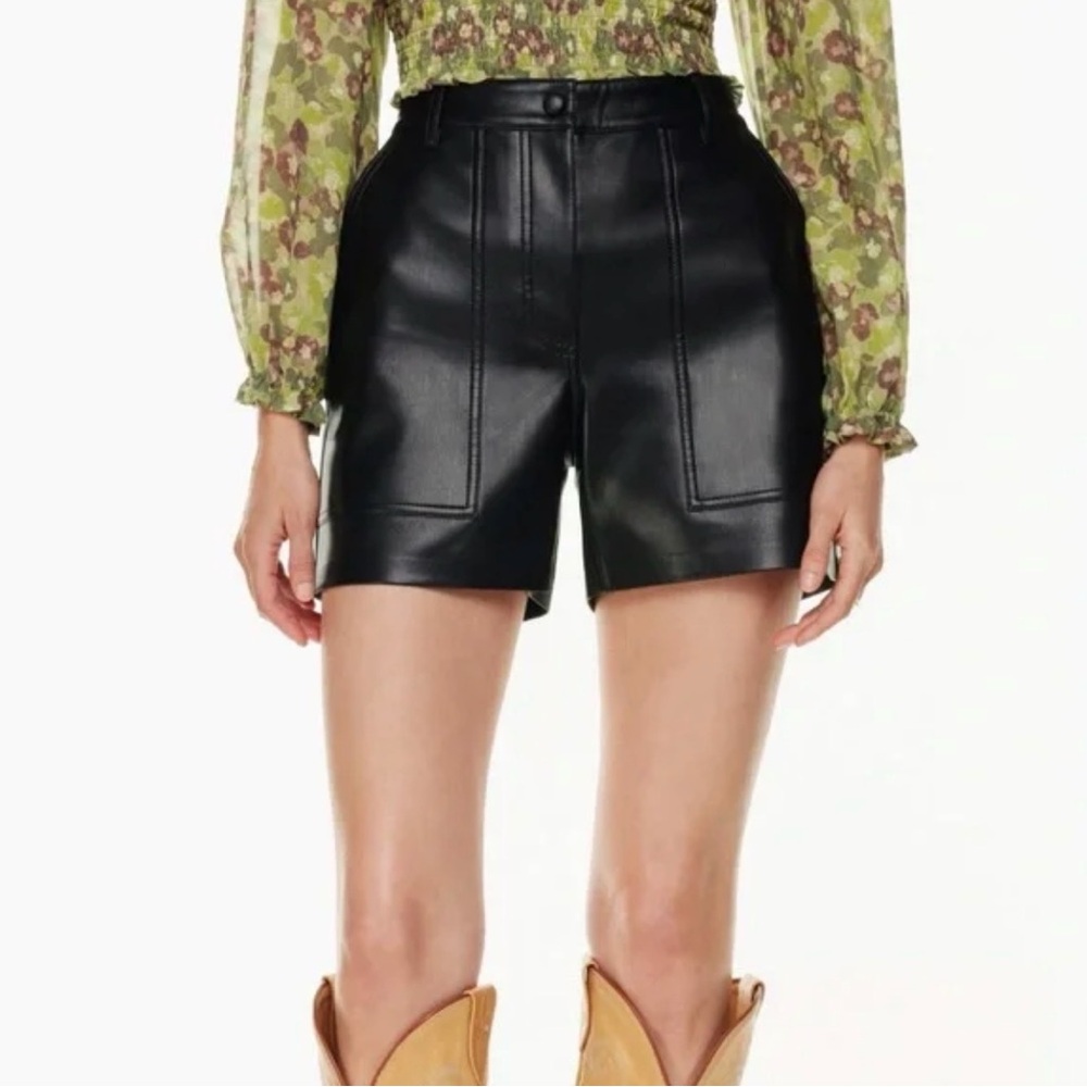 Aritzia Wilfred black vegan leather utility high waisted shorts 8